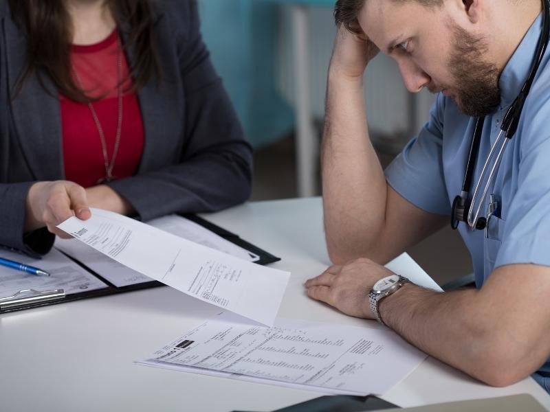 Quais São as Diferenças Entre Negligência Médica e Má Conduta Médica?